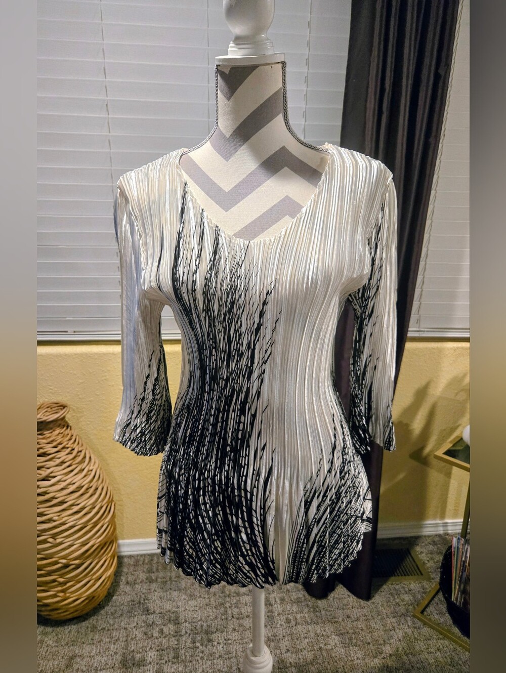 Women's White & Black V-Neck Pleated Tunic Blouse